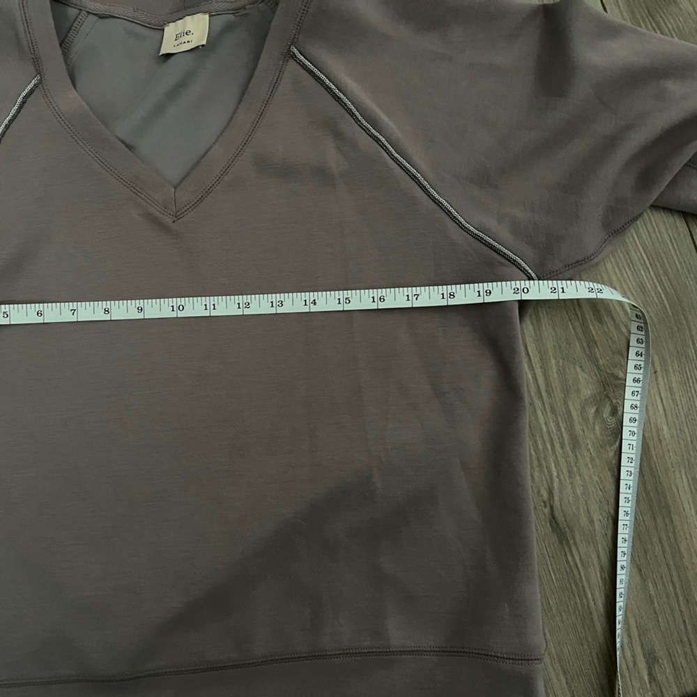 Elie Tahari Women’s V-Neck Sweater in Taupe with Sparkle Seam Accents - Picture 9 of 10